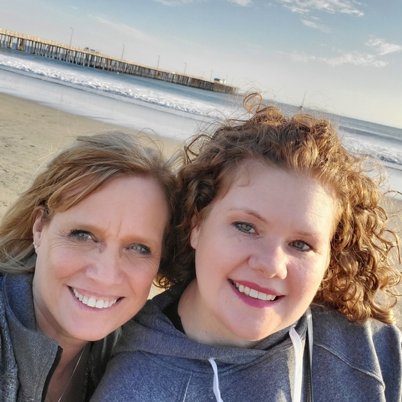 Meet your Posher, Melinda ⚓ - Picture 3 of 3